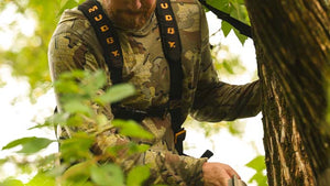 Male hunting in a tree stand wearing KUIU ULTRA Merino base layers.